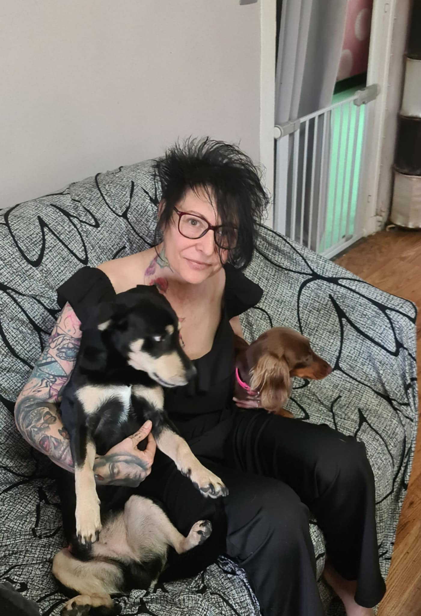 Portrait souriant de Sandrine, votre nounou et Pet Sitter attentionnée en Dordogne