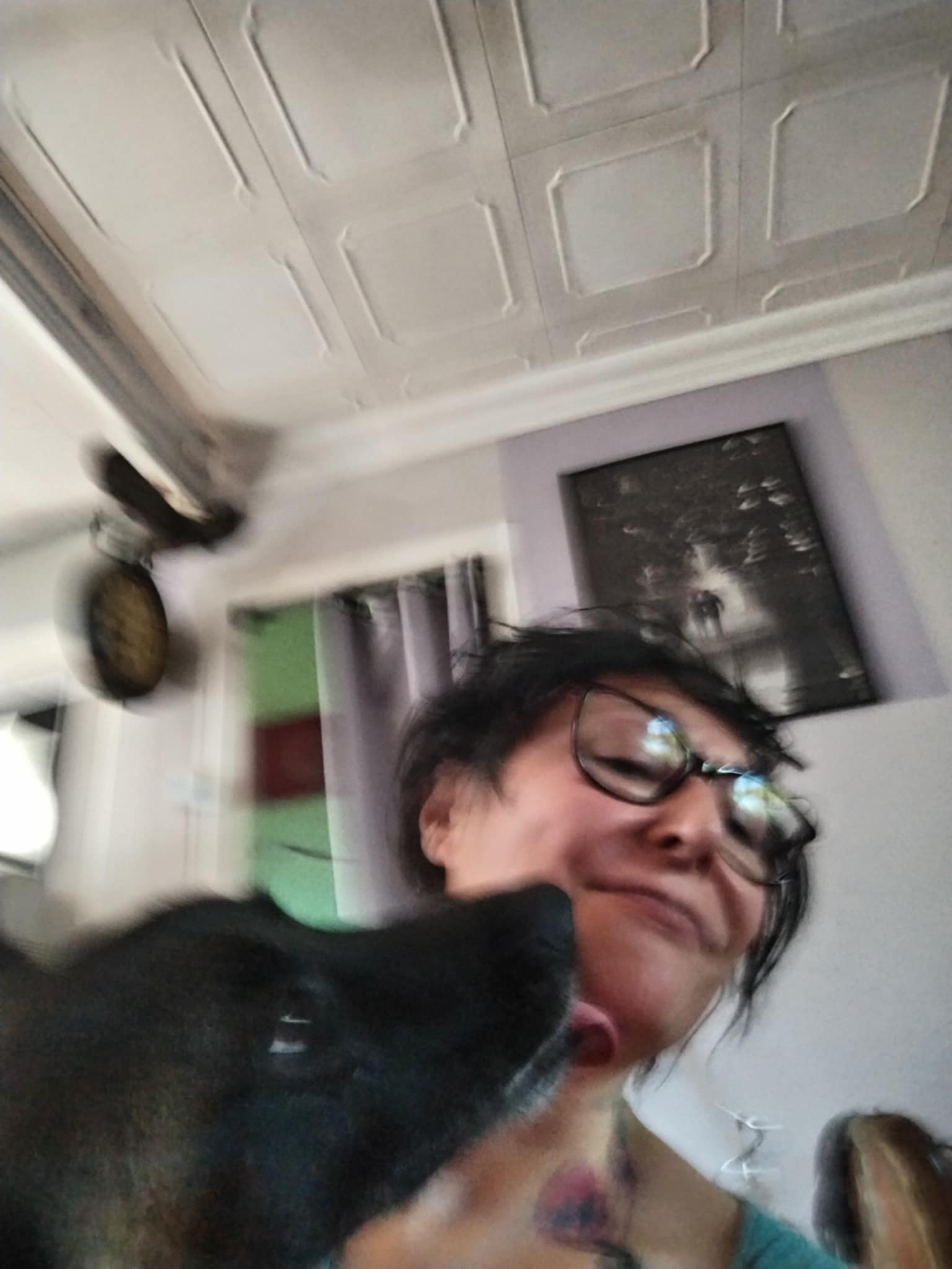 Sandrine la Pet Sitter qui caresse affectueusement un chien